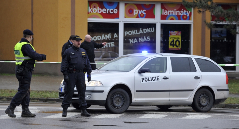 Policie u restaurace Družba. Policie u restaurace Družba.