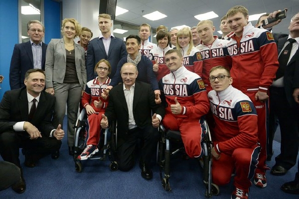 Putin s postiženými sportovci (7. února 2015).