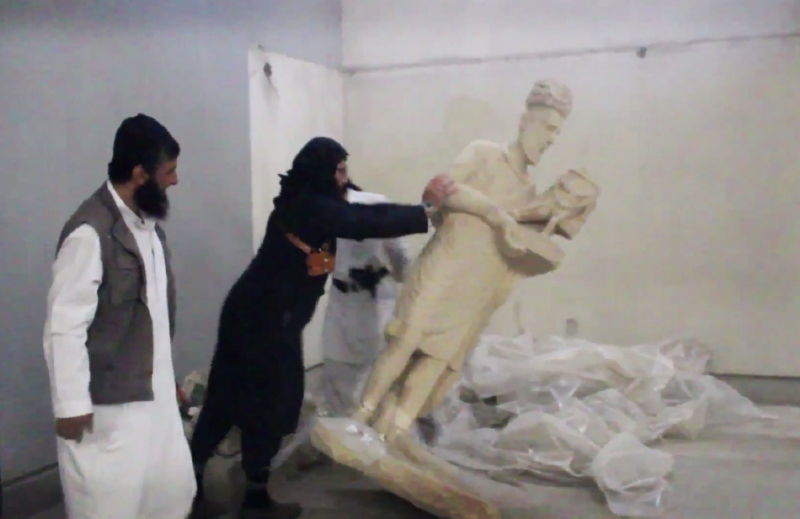 Islamisté zničili artefakty v mosulském muzeu.