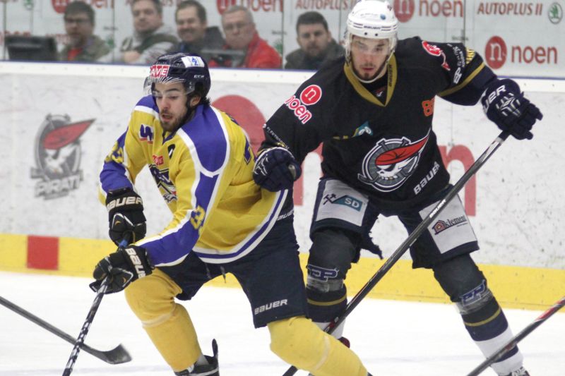 Čtvrtfinále play off první hokejové ligy - 5. zápas: Piráti Chomutov - HC Slovan Ústí nad Labem, 26. února v Chomutově. Zleva ústecký Martin Hanzl a chomutovský Jakub Stehlík.