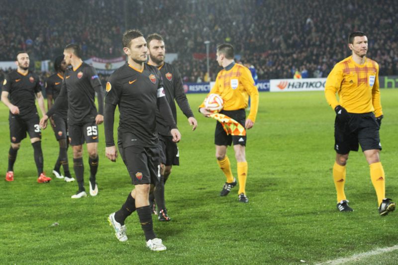 Fotbalisté AS Řím mají namířeno do šatny kvůli nepokojům v ochozech. 