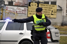 Policista odklání dopravu nedaleko místa incidentu.