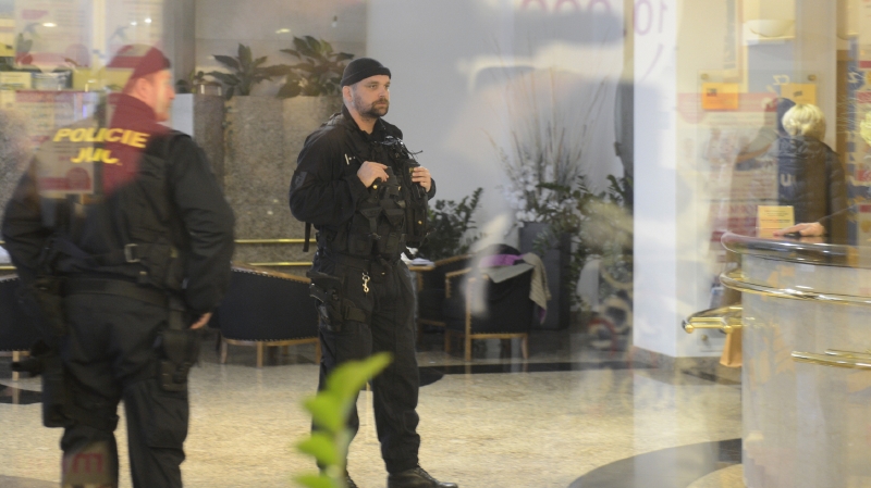 Zásah protikorupční policie v budově ČEB 15. ledna 2014.