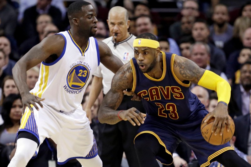 LeBron James z Clevelandu (vpravo).