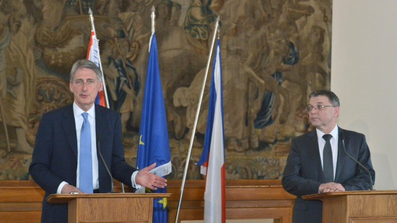 Ministr zahraničních věcí České republiky Lubomír Zaorálek (vpravo) a jeho britský protějšek Philip Hammond (vlevo). Ministr zahraničních věcí České republiky Lubomír Zaorálek (vpravo) a jeho britský protějšek Philip Hammond (vlevo).