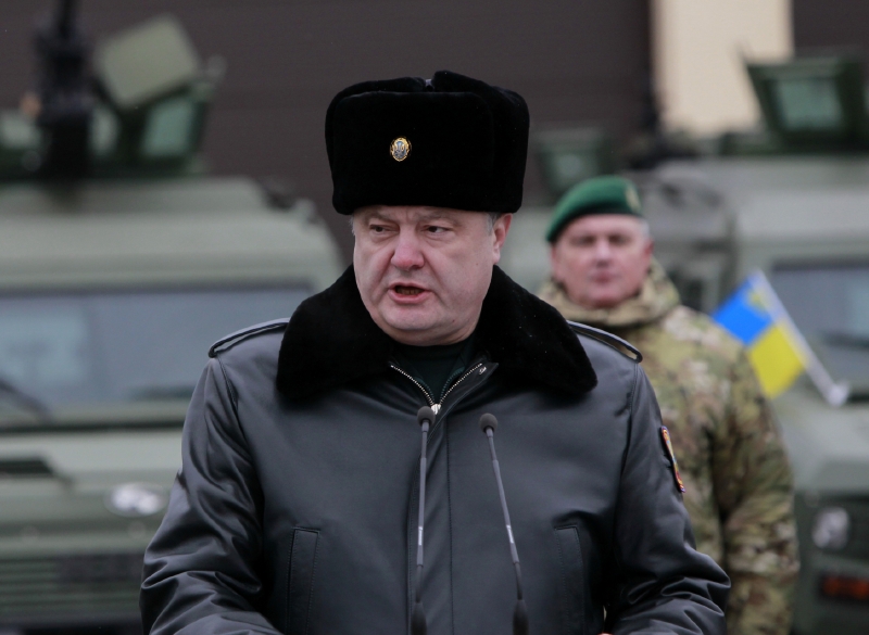 Nakročeno k "prezidentovi války"? Porošenko se stále častěji ukazuje v uniformě.