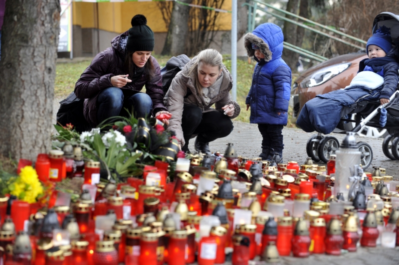 Lidé zapalují svíčky před restaurací Družba v Uherském Brodě.