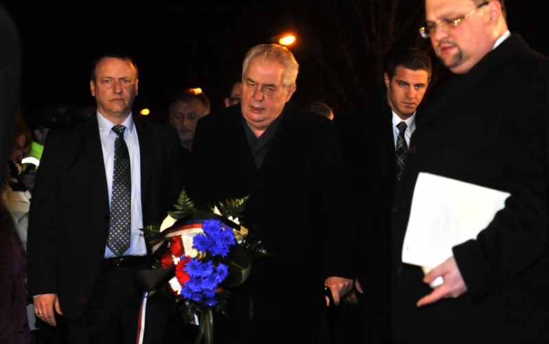 Prezident Miloš Zeman na pietním místě v Uherském Brodě. Prezident Miloš Zeman na pietním místě v Uherském Brodě.