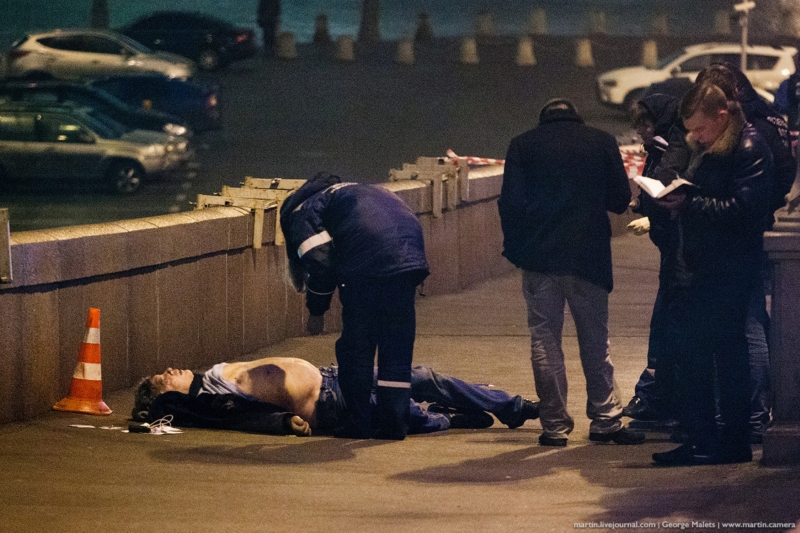 Policisté stojí u těla zavražděného Borise Němcova. Policisté stojí u těla zavražděného Borise Němcova.