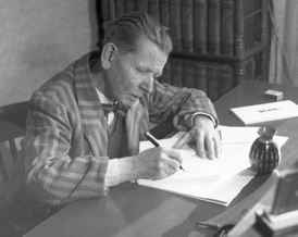 Básník, prozaik a dramatik Fráňa Šrámek při práci (na snímku z roku 1946).