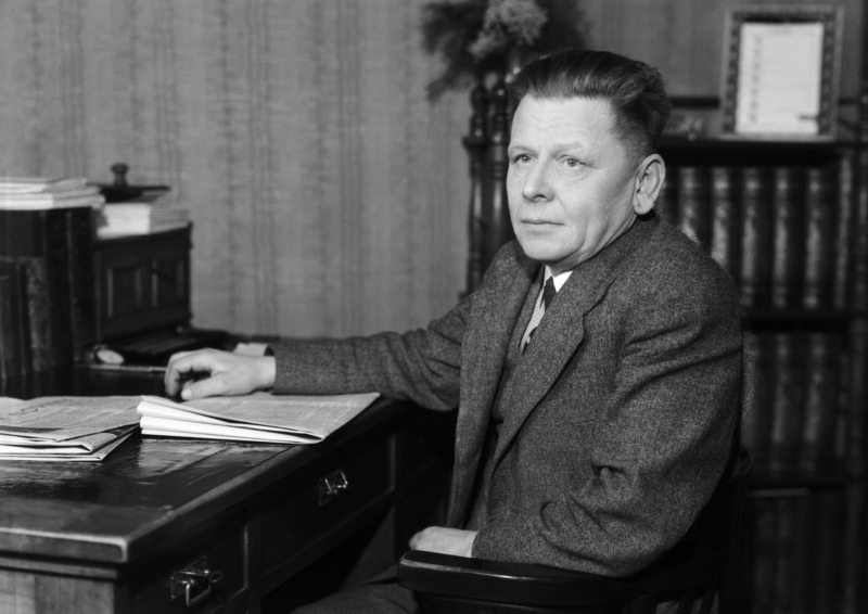 Český básník a spisovatel Fráňa Šrámek (na snímku z roku 1937). Český básník a spisovatel Fráňa Šrámek (na snímku z roku 1937).