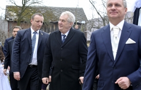 Vratislavu Mynářovi (vpravo) šel za svědka prezident Miloš Zeman (uprostřed).