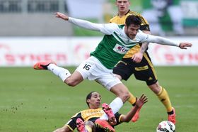 Utkání 18. kola první fotbalové ligy Baumit Jablonec - Bohemians Praha 1905, 28. února v Jablonci nad Nisou. Jose Antonio Romera (vpravo) z Jablonce a Jhon Mosquera z Bohemians 1905.