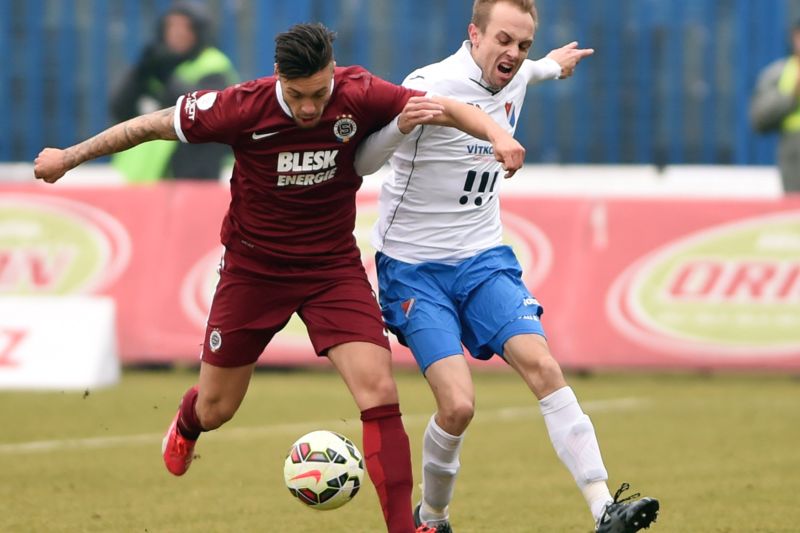 Utkání 18. kola první fotbalové ligy FC Baník Ostrava - AC Sparta Praha 28. února v Ostravě. Útočník Sparty Václav Kadlec (vlevo) a záložník Baníku Vojtěch Štěpán.