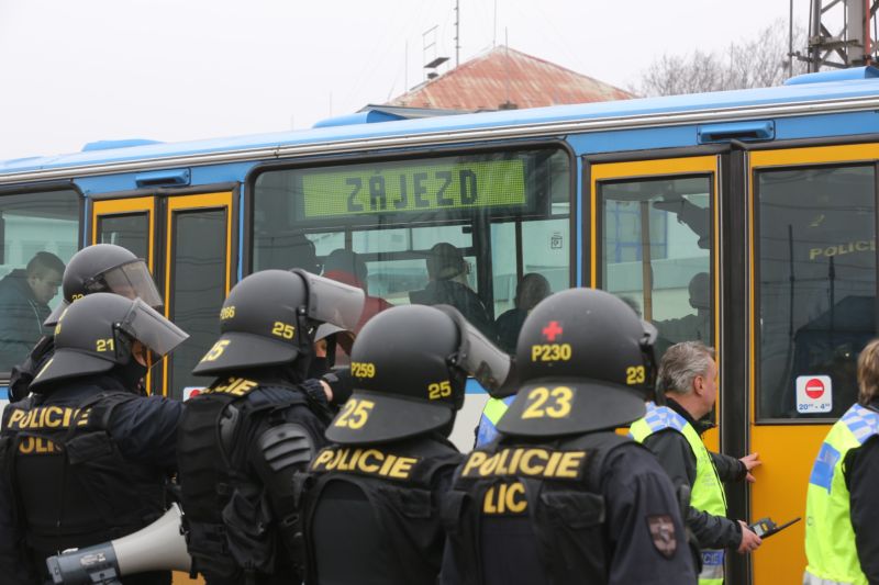 Policie byla na fanoušky připravená. 
