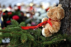 Obytelé Uherského Brodu vytvořili pro oběti střelby pietní místo, kam přinášejí svíčky, květiny a hračky.