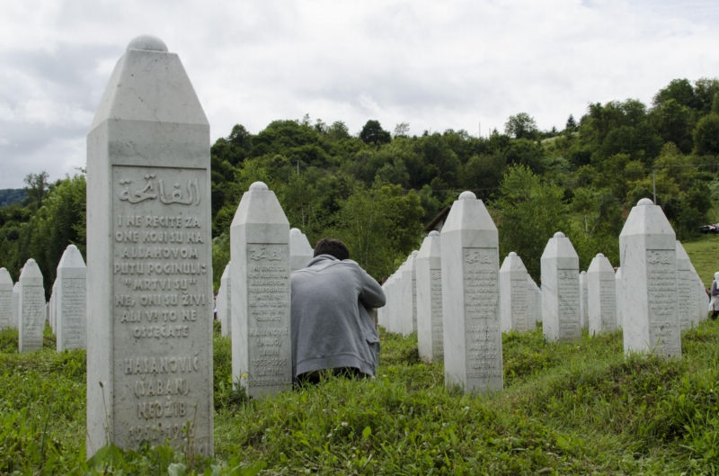 Devatenácté výročí masakru ve Srebrenici (snímek ze 14. července 2014). Devatenácté výročí masakru ve Srebrenici (snímek ze 14. července 2014).