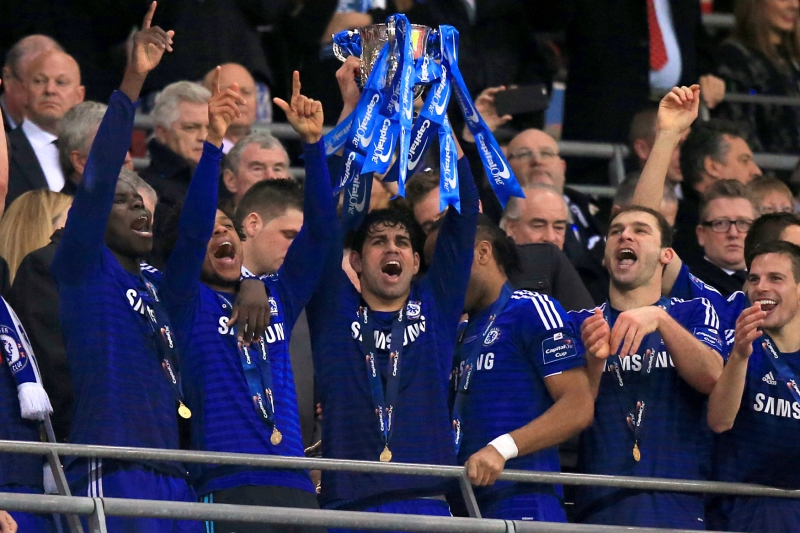 Fotbalisté Chelsea slaví zisk Ligového poháru.
