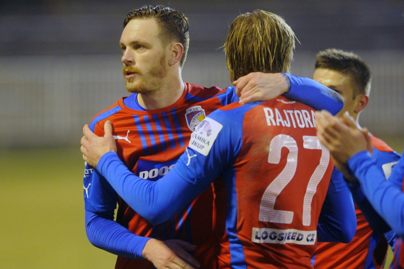 František Rajtoral slaví se spoluhráči vítězství nad Hradcem.