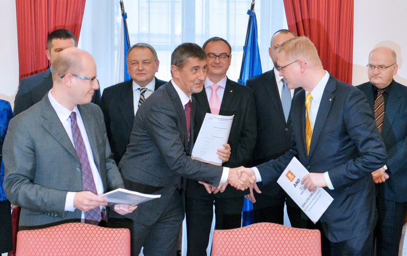 Premiér Bohuslav Sobotka, předseda hnutí ANO Andrej Babiš a šéf KDU-ČSL Pavel Bělobrádek podepsali 6. ledna 2014 koaliční smlouvu.