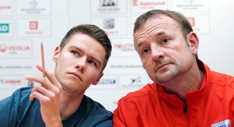 Atlet Pavel Maslák s šéftrenérem Tomášem Dvořákem.