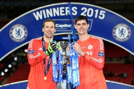 Petr Čech (vlevo) s konkurentem Thibautem Courtoisem.