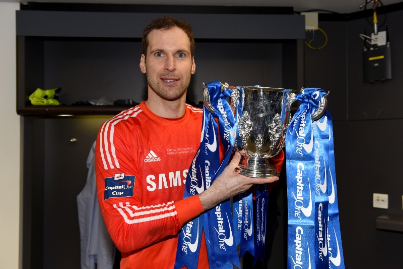 Petr Čech s Ligovým pohárem, třetím, který získal v dresu Chelsea.