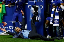 Jako dítě. Trenér José Mourinho si triumf hodně užíval.