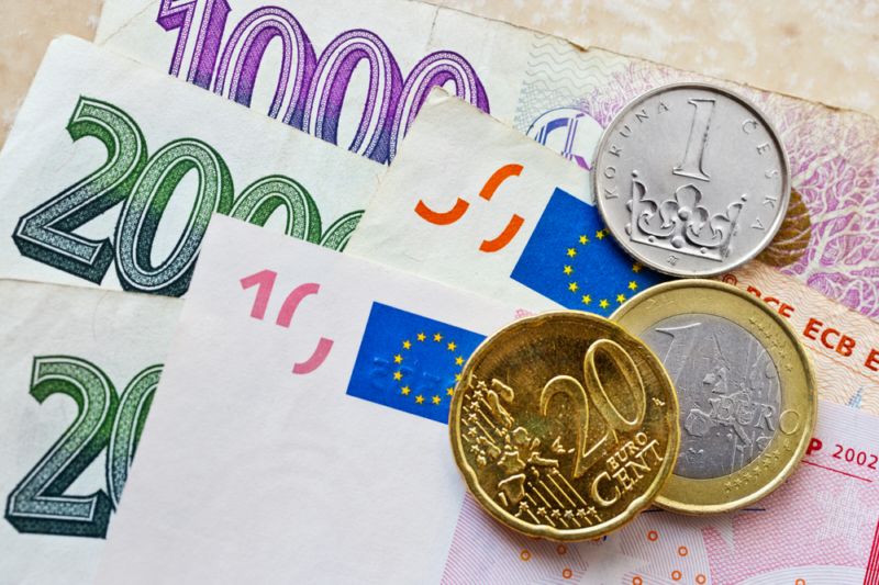 Kdy nahradí euro českou korunu? Sobotkova vláda počítá se vstupem do eurozóny po roce 2018 (ilustrační foto).