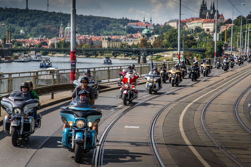 Součastí Motosalonu je i tradiční spanilá jízda Prahou.