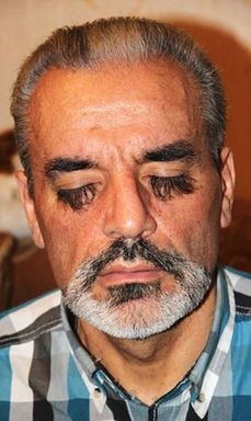 Smagliyho prý často zastavují na ulici ženy a ptají se ho, zda jsou řasy přírodní či umělé.