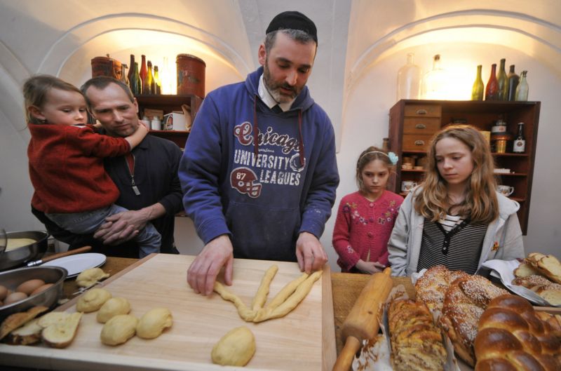 Pečení specialit, které k tomuto svátku patří, si lidé vyzkouší pod vedením kuchaře Michala Hromase.