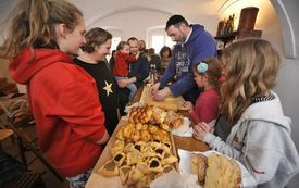 Návštěvníci oslav židovského svátku Purim v Třebíči ochutnají tradiční židovské pochoutky i košer víno.