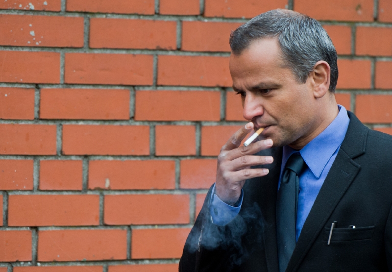 Exposlanec Sebastian Edathy před budovou soudu.