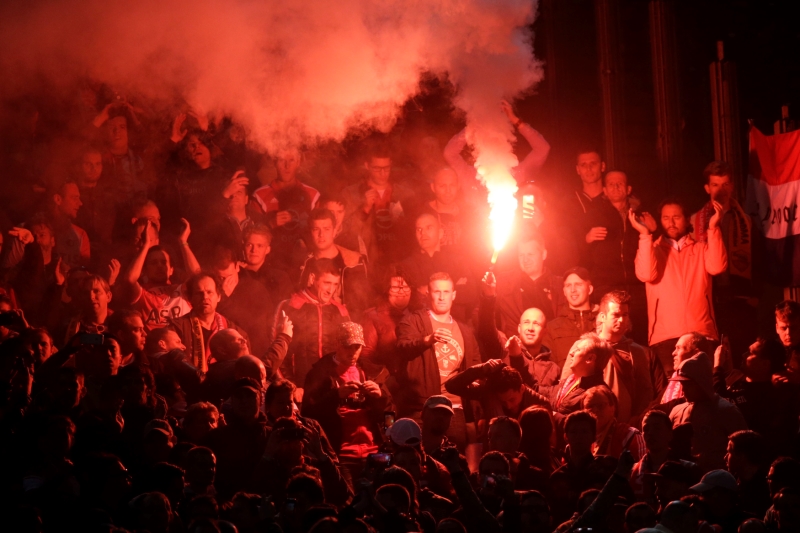 Používání pyrotechniky bylo jedním z důvodů, kvůli kterým si disciplinárka předvolala holandský Feyenoord. Používání pyrotechniky bylo jedním z důvodů, kvůli kterým si disciplinárka předvolala holandský Feyenoord.