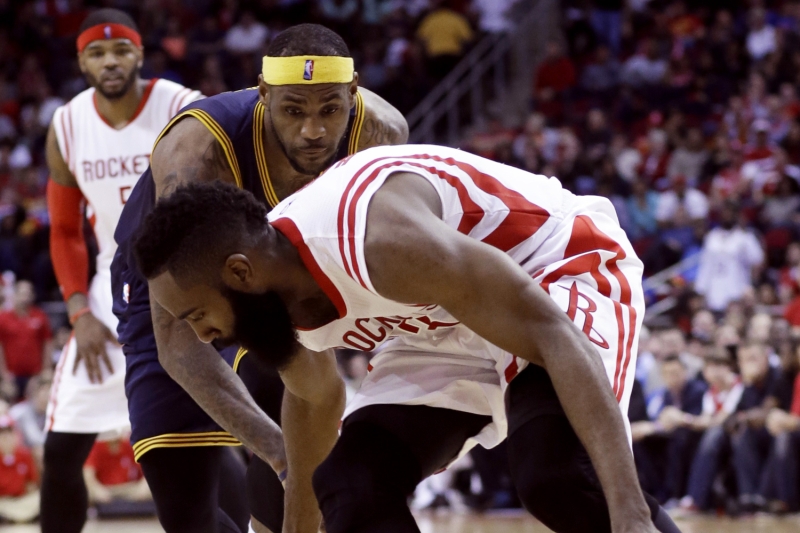 Nejlepší střelec basketbalové NBA James Harden dostal od vedení soutěže jednozápasový distanc za to, že kopl do slabin LeBrona Jamese. Nejlepší střelec basketbalové NBA James Harden dostal od vedení soutěže jednozápasový distanc za to, že kopl do slabin LeBrona Jamese.