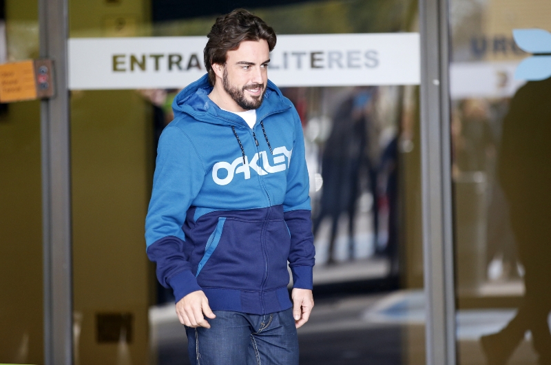 Španělský pilot formule 1 Fernando Alonso se po nedávné nehodě při testování v Barceloně nezúčastní zahajovací Velké ceny Austrálie. Španělský pilot formule 1 Fernando Alonso se po nedávné nehodě při testování v Barceloně nezúčastní zahajovací Velké ceny Austrálie.