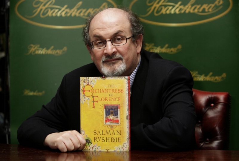 Britský autor Salman Rushdie při autogramiádě jedné ze svých knih. Britský autor Salman Rushdie při autogramiádě jedné ze svých knih.