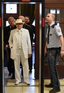 Karel Šimko vchází do budovy soudu.