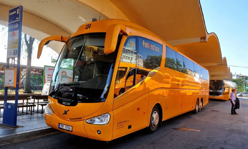 Autobus Student Agency v brněnské zastávce.
