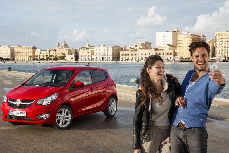 Malý je Opel Kasrl rozměry, výkony ovšem nikoliv.  