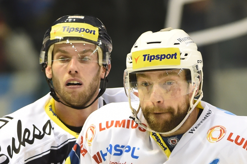 Předkolo play off hokejové extraligy - 1. zápas: HC Vítkovice Steel - HC ČSOB Pojišťovna Pardubice, 4. března v Ostravě. Zleva Vladimír Svačina z Vítkovic a Tomáš Marcinko z Pardubic.