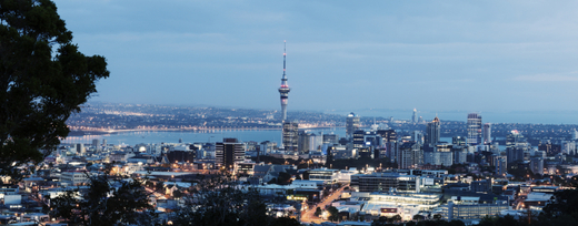 Idylka na Novém Zélandu - Auckland a jeho největší budova Sky Tower (uprostřed snímku).