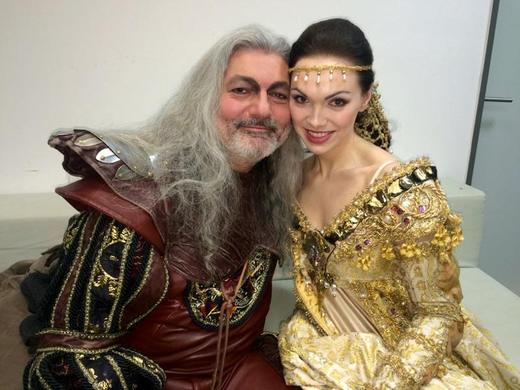 Daniel Hůlka a Kamila Nývltová spolu hrají v muzikálu Dracula. Daniel Hůlka a Kamila Nývltová spolu hrají v muzikálu Dracula.