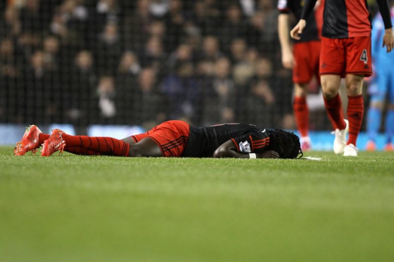 Bafétimbi Gomis zkolaboval během středečního zápasu anglické ligy.