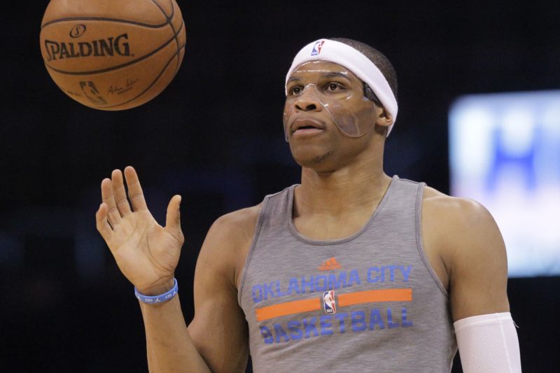 Basketbalista Russell Westbrook i se svou maskou. 