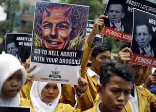 Muslimové protestují proti australské vládě před její ambasádou v Jakartě v Indonésii.