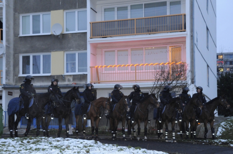 Jízdní oddíl policie na litvínovském sídlišti v průběhu demonstrace "proti rasismu a za řešení situace na sídlišti Janov". Snímek je z roku 2008. Jízdní oddíl policie na litvínovském sídlišti v průběhu demonstrace "proti rasismu a za řešení situace na sídlišti Janov". Snímek je z roku 2008.
