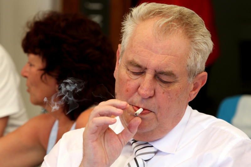 Prezident Miloš Zeman nebude vetovat novelu zákona o zákazu kouření v restauracích (ilustrační foto).
