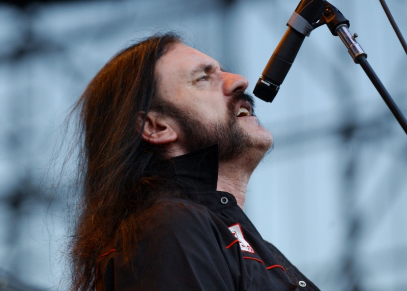 Lemmy Kilmister, zakladatel metalové skupiny Motörhead, a jeho známý vysoký mikrofon.